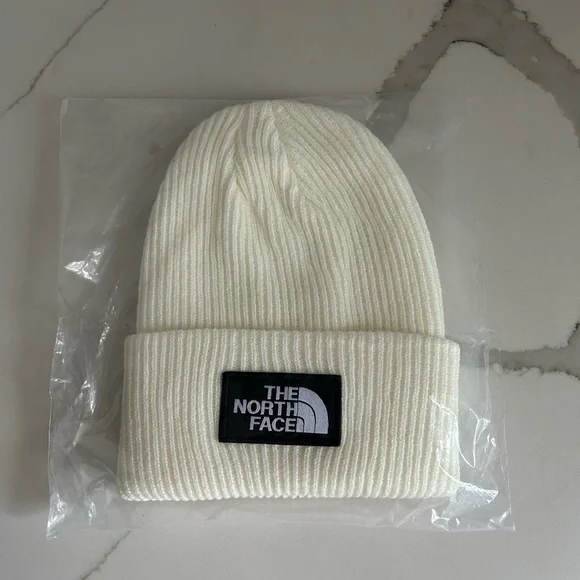 ✋TRADED✋ North Face beanie and scarf world market The North Faces beanies are this year main image 2